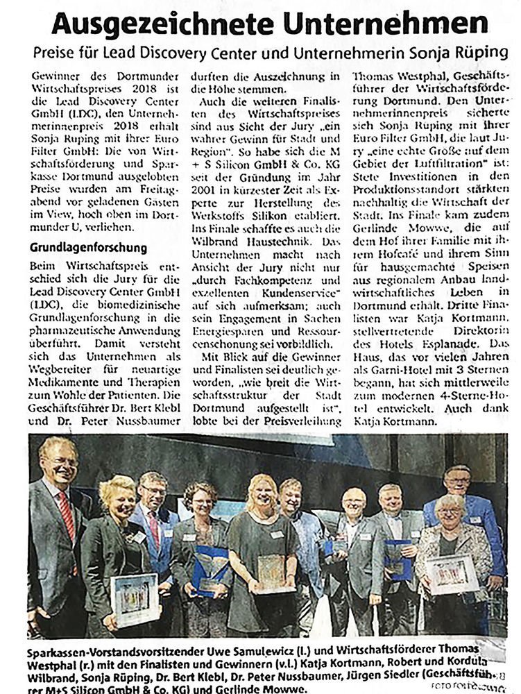 Die Gewinner des Dortmunder Wirtschaftspreises 2018 stehen stolz mit ihren Auszeichnungen in einer feierlichen Atmosphäre.