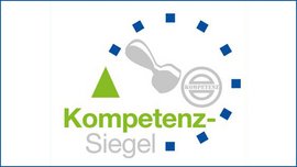 Das Kompetenz-Siegel zeigt ein stilisiertes Dreieck, einen Stempel und verschiedene geometrische Formen in Blau und Grau.