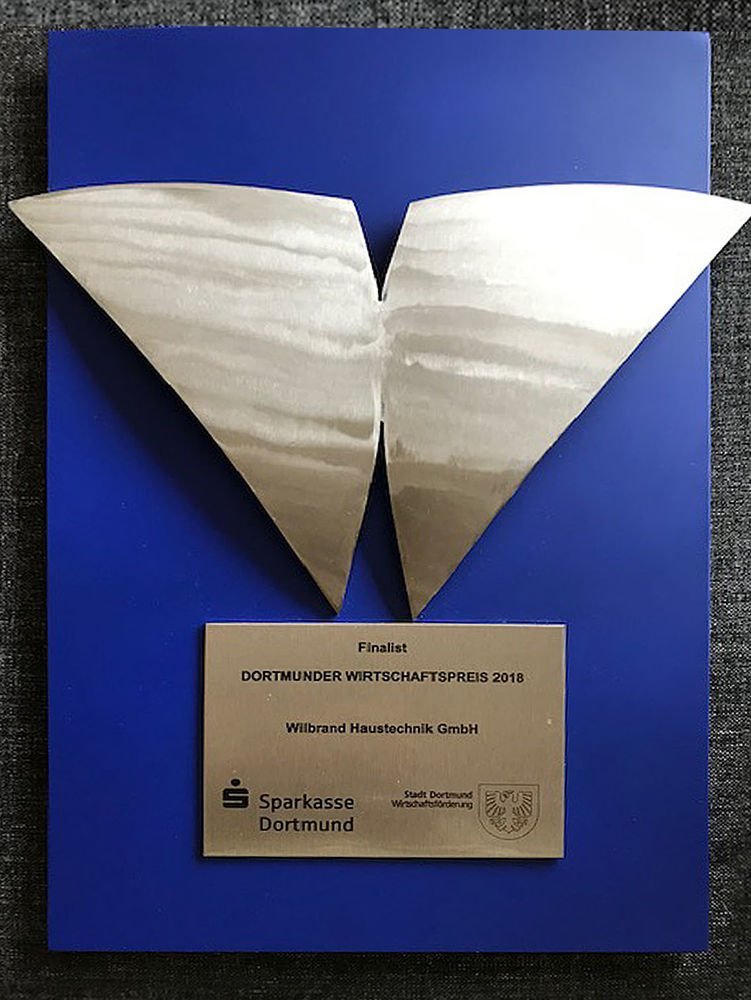 Die Auszeichnung zeigt den Titel 'Finalist' für den Dortmunder Wirtschaftspreis 2018, umgeben von einem blauen Hintergrund.